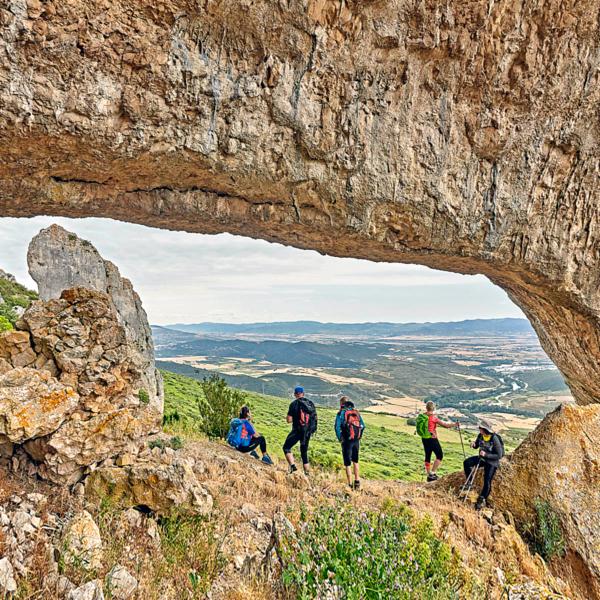 grupo de personas andando por la foz de Lumbier